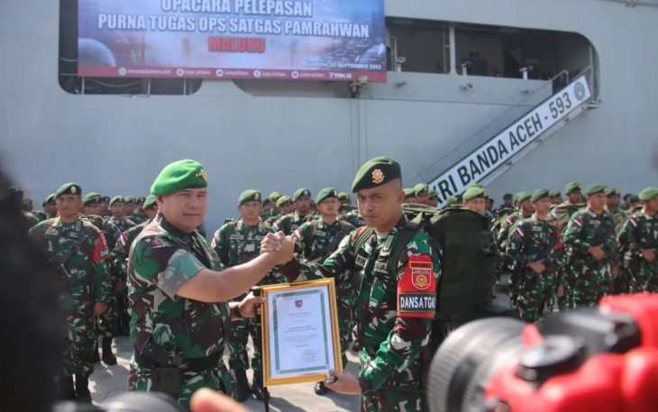Pangdam XVI/Pattimura Mayjen Syafrial memberikan penghargaan dalam purna tugas Satgas Pamrahwan Maluku Yonarmed 1 Kostrad, Ambon, Senin (25/9)