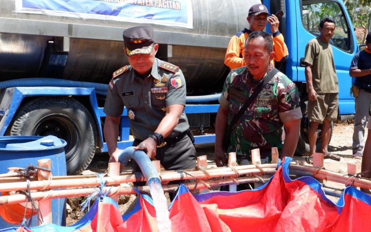 Dandim 0801/Pacitan Letkol Inf Roliyanto saat dropping air bersih di dusun Jaten, Selasa (26/9)