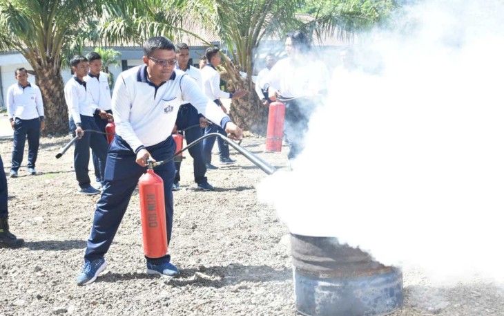 Latihan penanggulangan kebakaran prajurit Wing Udara 2 Puspenerbal, Selasa (26/9)