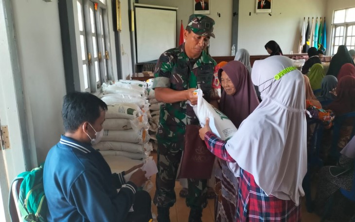 Penyaluran bantuan pangan pemerintah di wilayah desa binaan, Rabu (27/9)