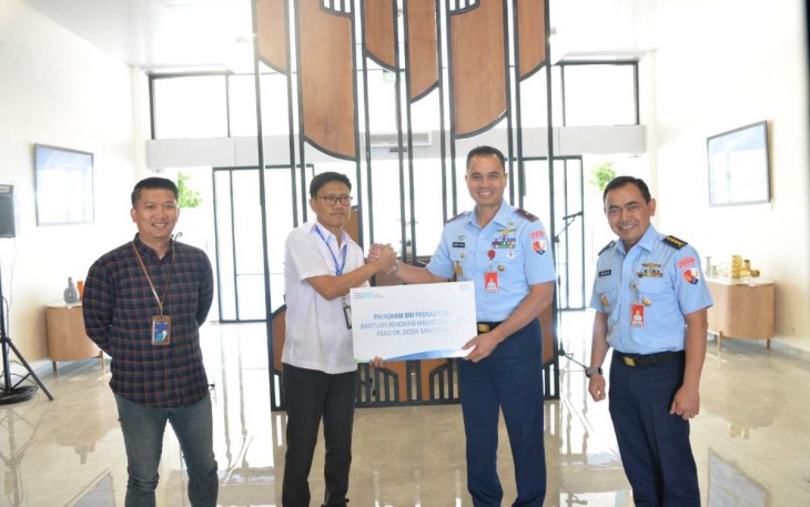 Danlanud Sultan Hasanuddin Marsma TNI Benny Arfan saat menerima bantuan CRS BRI, Rabu (27/9)