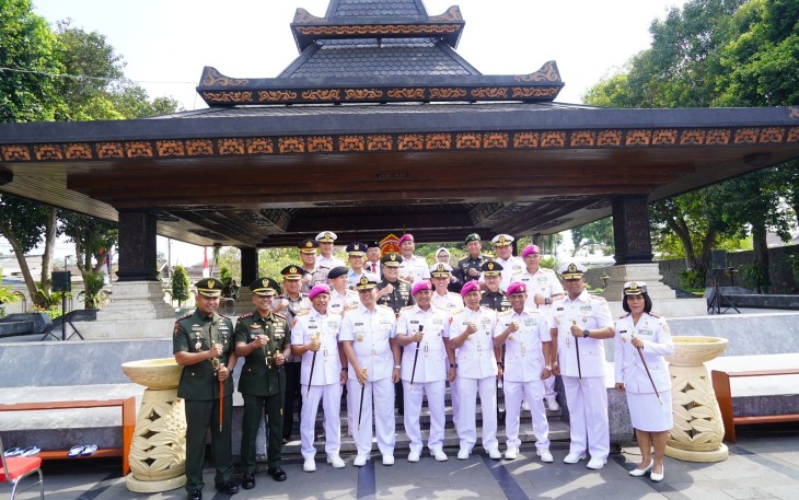 Pangdivif 2 Kostrad Ziarah ke Makam Suekarno di Blitar 