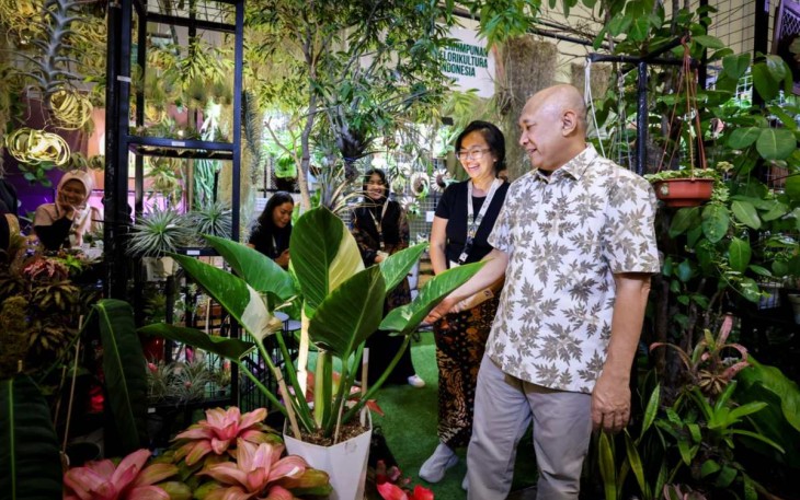 MenkopUKM Teten Masduki mengunjungi stand tanaman hias dalam FLOII 2023 di ICE BSD Tangerang, Kamis (28/9)