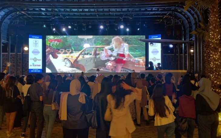 Suasana pengunjung menikmati karaoke party di Paolo Fest, Jum'at (29/9)