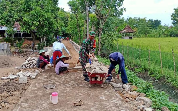 Pasang paving jalan bersama warga binaan