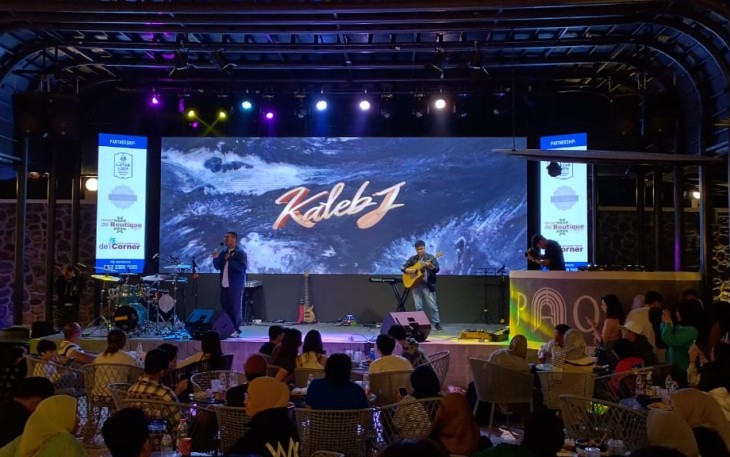 Aksi Kaleb J saat perform di Paolo Fest Kota Batu