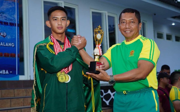 Pangdivif 2 Kostrad Mayjen TNI Haryanto saat menyerahkan medali dan piala lomba renang, Minggu (1/10)