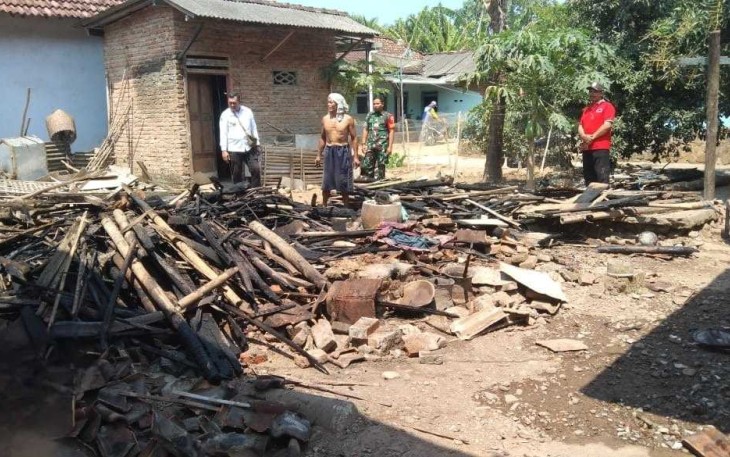 Serda Imam Muhyidin saat membantu evakuasi di lokasi kebakaran 