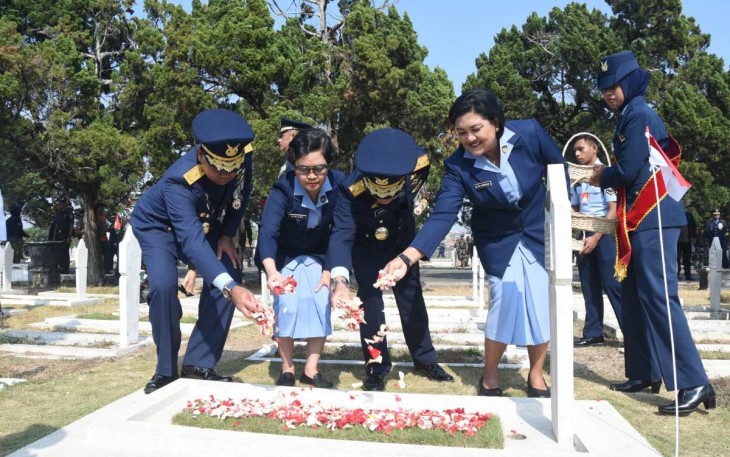 Ziarah dan tabur bunga di TMP Cikutra Bandung, Rabu (4/10)