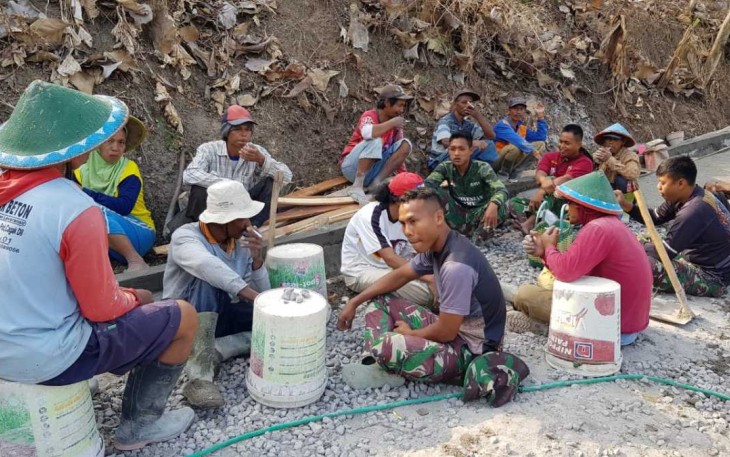Senda gurau satgas TMMD Kodim Magetan bersama warga disela insoma, Senin (9/10)