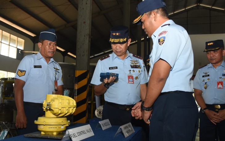Dankoharmatau Marsda TNI Oki Yanuar saat mengunjungi Depohar 60 Lanud Iswahjudi Madiun, Senin (9/10)