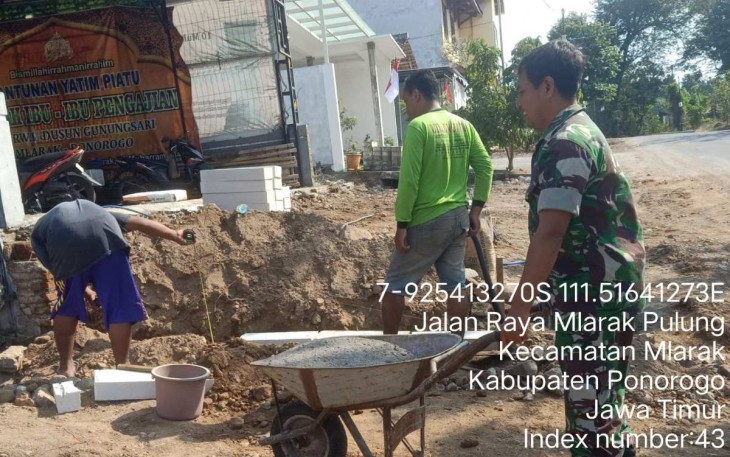Bantu Perbaiki Saluran Air di Wilayah Desa Binaan, Senin (9/10)