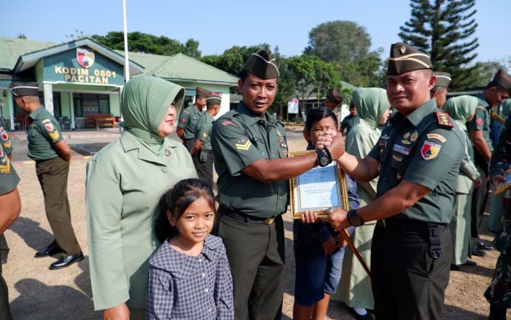 Dandim 0801/Pacitan Letkol Inf Roliyanto saat memberikan cenderamata prajuritnya pindah satuan, Senin (9/10)