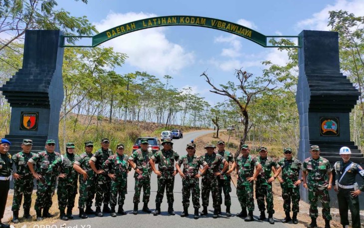Pangdam V Brawijaya Mayjen TNI Farid Makruf saat meninjau daerah latihan di Tulungagung, Senin (9/10)