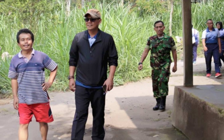 Kamuspusdirla Kolonel Sus Yuto Nugroho olahraga jalan sehat bersama anggota, Selasa (10/10)