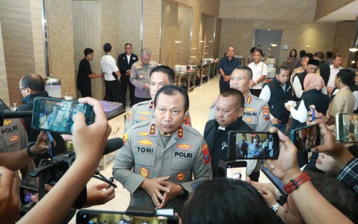 Kapolda Jatim Irjen Pol Dr Toni Harmanto saat memberikan keterangan pers, Selasa (10/10) 