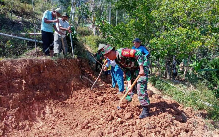 Gotong royong rabat jalan bersama warga desa binaan 