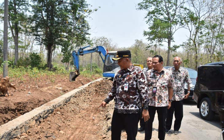 Peninjauan pembangunan jalan kabupaten di Kecamatan Tlogowungu