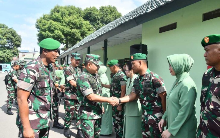 Kasad Jenderal TNI Dudung Abdurachman menyalami prajuritnya di Korem 143/HO, Rabu (11/10)