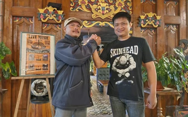 Tomi Gandhi Sasongko (kanan) bersama Ketua Projo Blitar Sukarji.