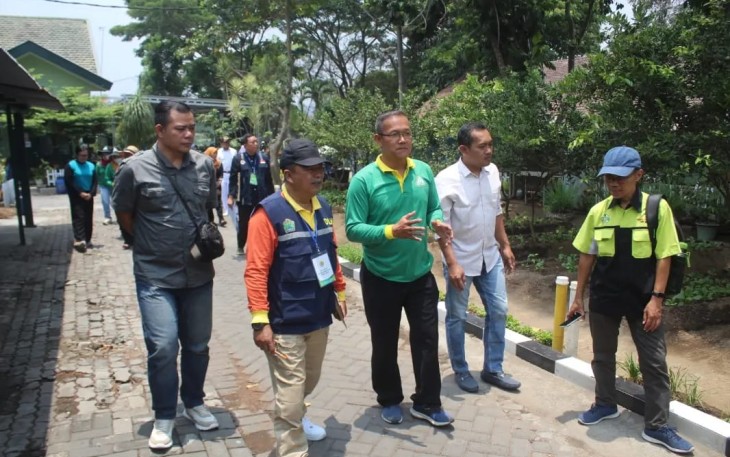 Pasiter Menarmed 2 Kostrad Kapten Arm Ahmad Mulyono saat memaparkan lingkungan warga Menarmed 2 Kostrad ke Tim Penilai Lomba Kampung Bersinar Kota Malang, Kamis (12/10)