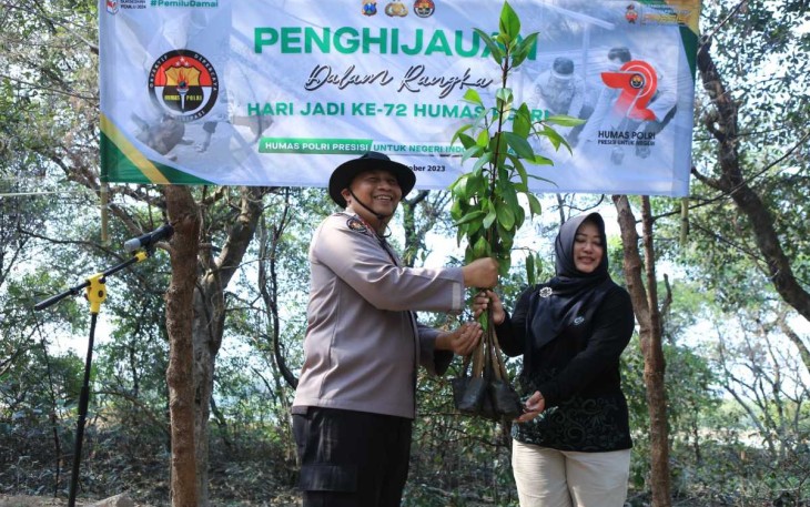 Kabid Humas Polda Jatim Kombes Dirmanto saat penanaman bibit mangrove di Surabaya, Jum'at, (13/10)