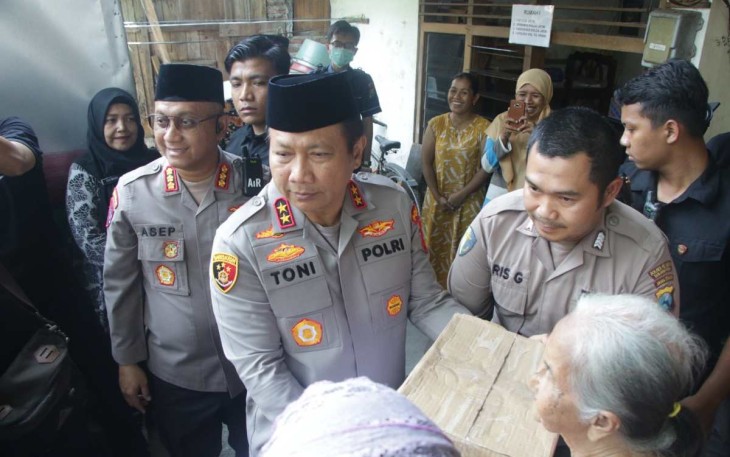 Kapolda Jatim Irjen Pol Dr Toni Harmanto saat memberikan baksos warga di Jum'at Curhat, Surabaya, (13/10)