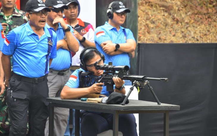 Kasal Laksamana TNI Muhammad Ali saat kejuaraan menembak di Bhumi Marinir Cilandak, Jum'at (13/10)