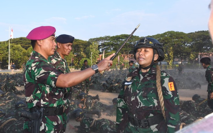Dankodiklatal Letjen TNI (Mar) Suhartono menyemangati peserta Dikmaba TNI AL, Jum'at (13/10)