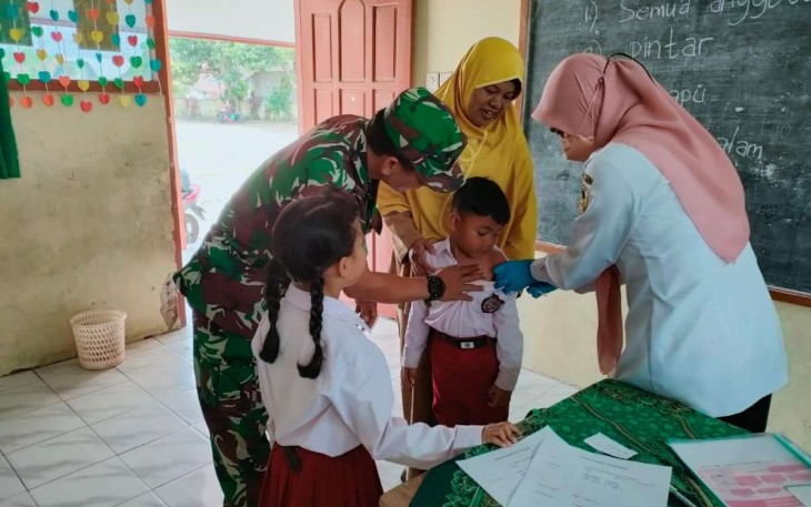 Imunisasi anak sekolah di wilayah desa binaan 