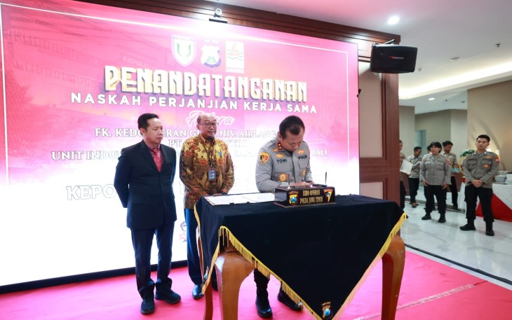 Kapolda Jatim Irjen Pol Dr Toni Harmanto saat Tandatangani Perjanjian Kerja Sama dengan FKG Unair dan PT. PLN (Persero), Senin (16/10)