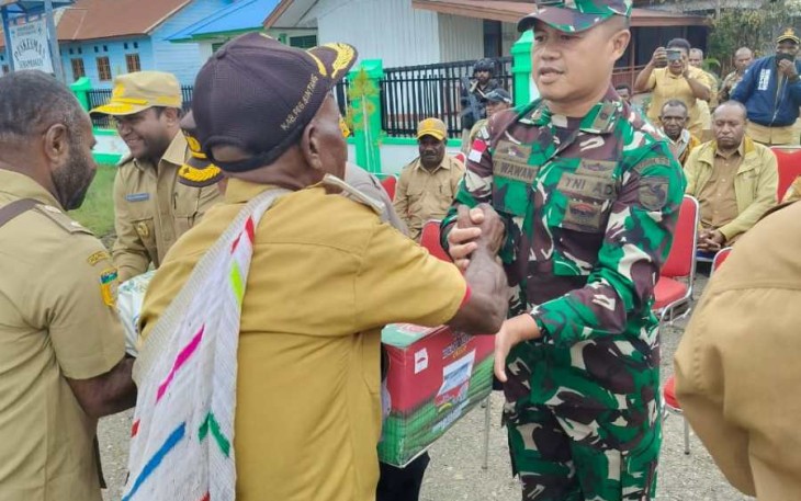 Dandim 1715/Yahukimo Letkol Inf Tommy Yudistyo saat mengawal masyarakat kembali pulang 