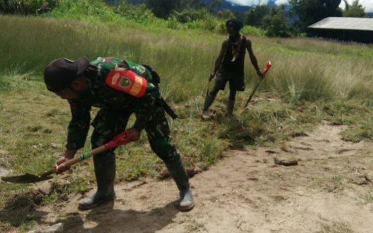 Babinsa Koramil 1710-05/Jila Bersama Warga Kerja Bakti Bersihkan Jalan 