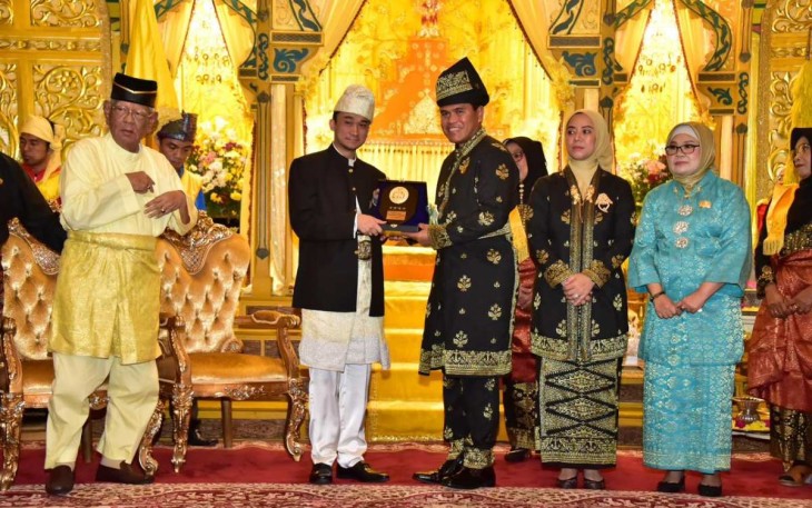 Kasal Laksamana TNI Muhammad Ali saat menerima anugerah gelar kehormatan Kesultanan Deli, Medan, Senin (16/10)