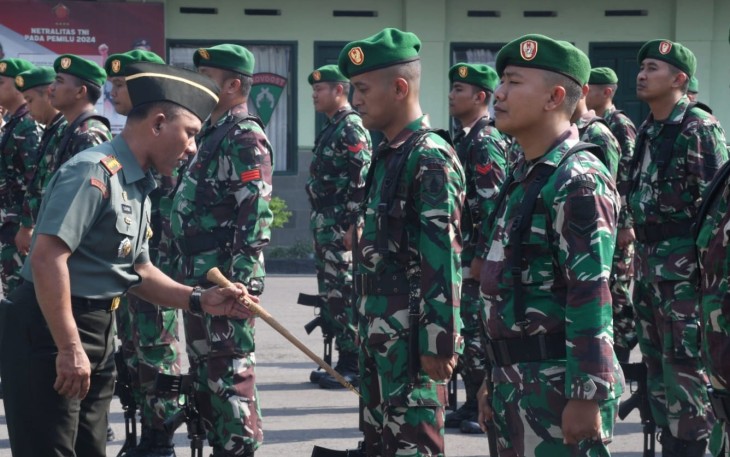 Danrem 081/DSJ Kolonel Inf H. Sugiyono saat melatih prajuritnya sikap sempurna dalam latihan PBB, Selasa (17/10)