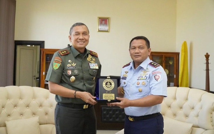 Pangdivif 3 Kostrad Mayjen TNI Choirul Anam memberikan cenderamata, Senin (16/10)