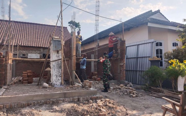 Gotong royong bantu rehab rumah warga desa binaan 