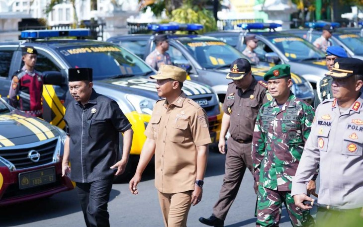 Dandim 0801/Pacitan Letkol Inf Roliyanto saat inspeksi pasukan operasi Mantap Brata, Selasa (17/10)