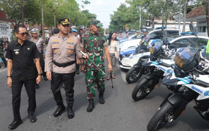 Dandim 0807/Tulungagung Letkol Czi Nooris Agus Rinanto saat pengecekan pasukan operasi Mantap Brata Semeru 