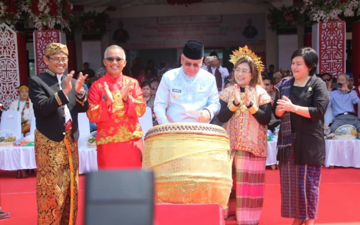 Pj Walikota Singkawang Drs H Sumastro saat menabuh gendang, Selasa (17/10)