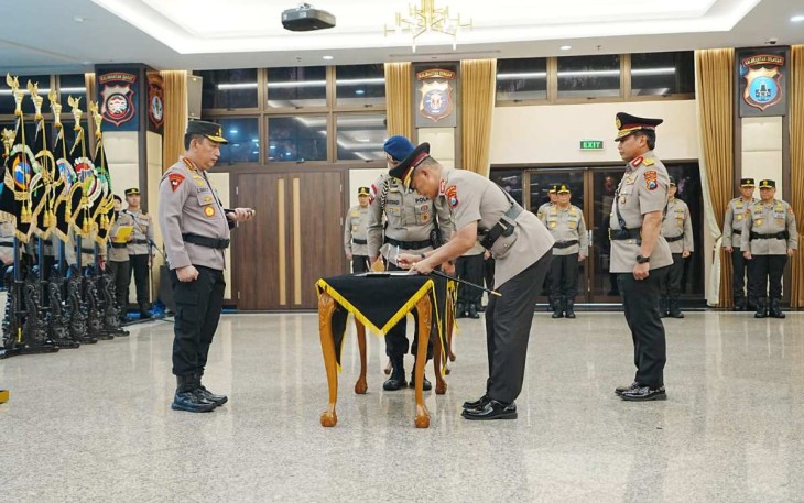 Kapolri Jenderal Listyo Sigit Prabowo saat melantik Kapolda Jatim Irjen Pol Drs Imam Sugianto, M.Si., di Jakarta, Rabu (18/10)