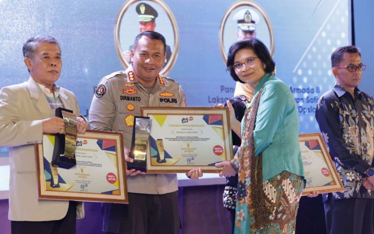 Kabid Humas Polda Jatim Kombes Dirmanto saat menerima penghargaan Jatim Bangkit Award 2023 untuk Irjen Pol Dr Toni Harmanto, Rabu (18/10)