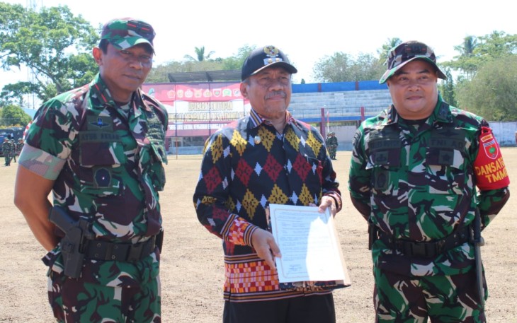 Danrem 143/HO Brigjen TNI Ayub Akbar (kiri) saat penutupan TMMD ke 118 Kodim 1416/Muna, Kamis (19/10)