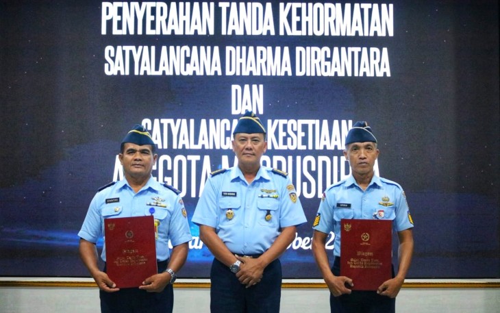 Kamuspusdirla Kolonel Sus Yuto Nugroho bersama prajuritnya yang berprestasi, Kamis (19/10)