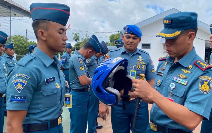 Danlanudal Sabang Letkol Laut (P) Narsulloh saat pengecekan kelengkapan berkendara prajuritnya, Kamis (19/10)