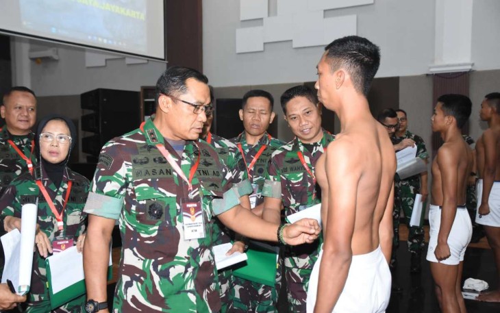 Pangdam Jaya Mayjen TNI Mohamad Hasan saat penilaian akhir calon siswa tamtama di Jakarta, Jum'at (20/10)