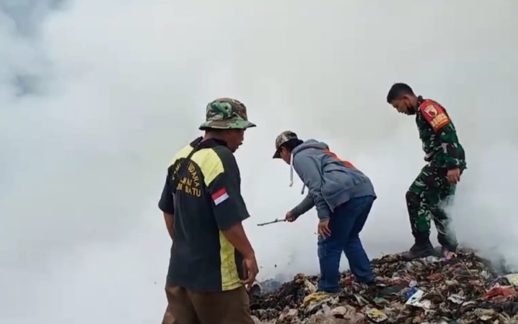 Petugas dari Damkar Pemkot Batu saat tengah berjibaku memadamkan api di TPA Tlekung yang terbakar, Jum'at (20/10)