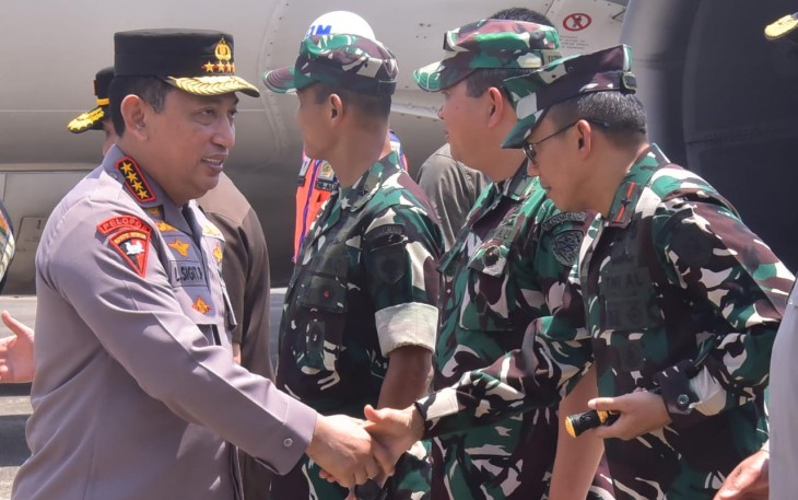 Danlantamal VI Makassar Laksamana Pertama TNI Ivan Gatot Prijanto saat menyambut kedatangan Kapolri Jenderal Listyo Sigit Prabowo di apron bandara Sultan Hasanuddin, Jum'at (20/10)