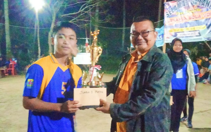 Anggota DPRD Bintan Suherianto Hadiri Penutupan Pertandingan Voli Antar RT 