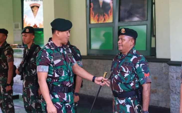 Danmenarmed 2 Kostrad Kolonel Arm Joko Setiyo Kurniawan saat menyapa prajuritnya di Yonarmed 11 Kostrad, Selasa (24/10)